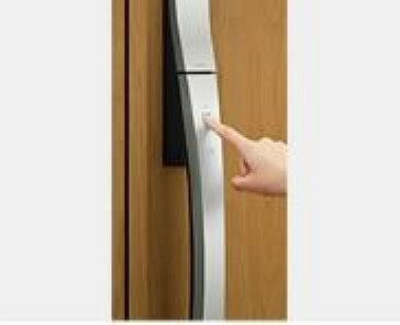 構造・工法・仕様 遠隔で施錠・開錠ができカギを差し込む手間が短縮できます。玄関ドアのハンドル部でも操作が可能でお買帰りでもストレスなく開閉できます。