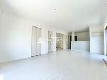 【18帖のリビング】<BR/>白を基調としたシンプルなリビング空間です。お気に入りの家具を置いたり、お部屋作りが楽しめそうですね。