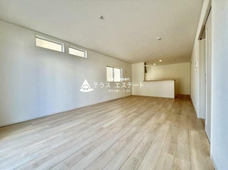 リビングダイニング 白を基調としたシンプルなリビング空間です。お気に入りの家具を置いたり、お部屋作りが楽しめそうですね。