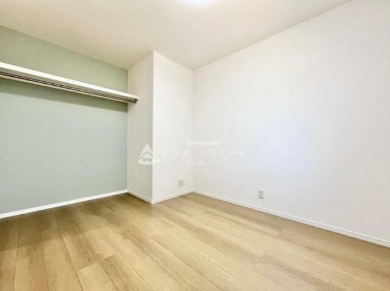 子供部屋 5.5帖の洋室 黄緑色のアクセントクロスが映える洋室です。お子様のお部屋として最適な広さですね。