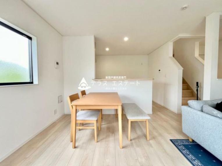 ダイニング 白を基調としたシンプルなリビング空間です。お気に入りの家具を置いたり、お部屋作りが楽しめそうですね。