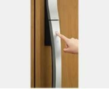 遠隔で施錠・開錠ができカギを差し込む手間が短縮できます。玄関ドアのハンドル部でも操作が可能でお買帰りでもストレスなく開閉できます。※写真は同一タイプもしくは同一仕様です。