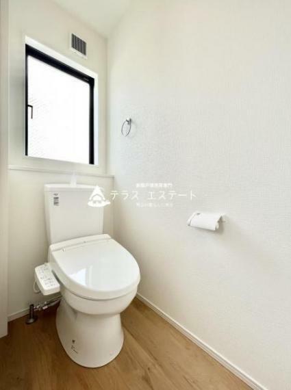 トイレ 温水洗浄便座つきです。※写真は同一仕様または同一タイプとなります。