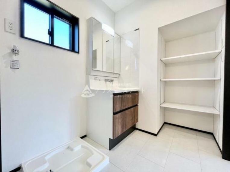 脱衣場 ゆとりある洗面脱衣スペースです。 洗面台下収納とは別に作り棚付きでラクラク収納