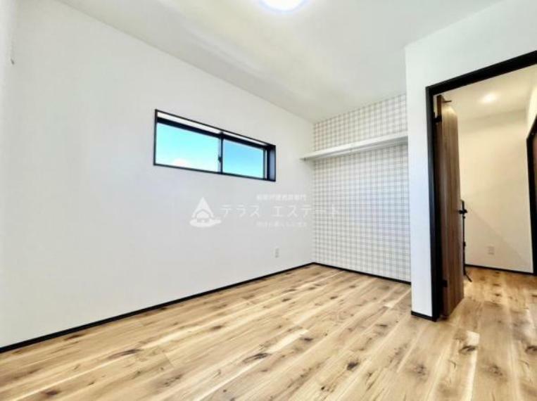 洋室 木目調の床がお部屋の雰囲気を引き締めてお洒落空間にしてくれます。