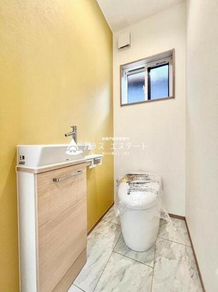 トイレ トイレはタンクをなくすことですっきりとした雰囲気に アクセントカラーの壁紙がオシャレです。