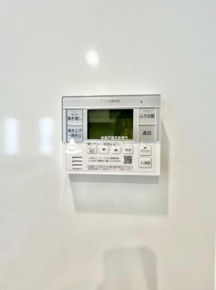 発電・温水設備 わざわざ浴室に行く手間が省けるオートバス機能付き。