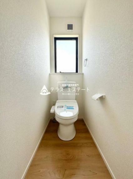 トイレ 小窓付きで換気も楽々！1階と2階にあります！