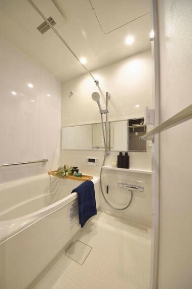 浴室 浴室換気乾燥機付きの白くて高級感のあるバスルーム