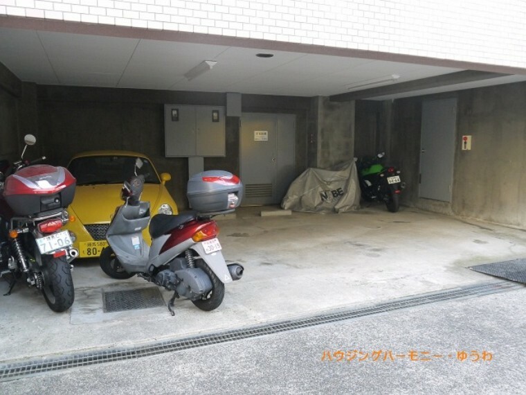 建物内に、駐車場・バイク置場があります。