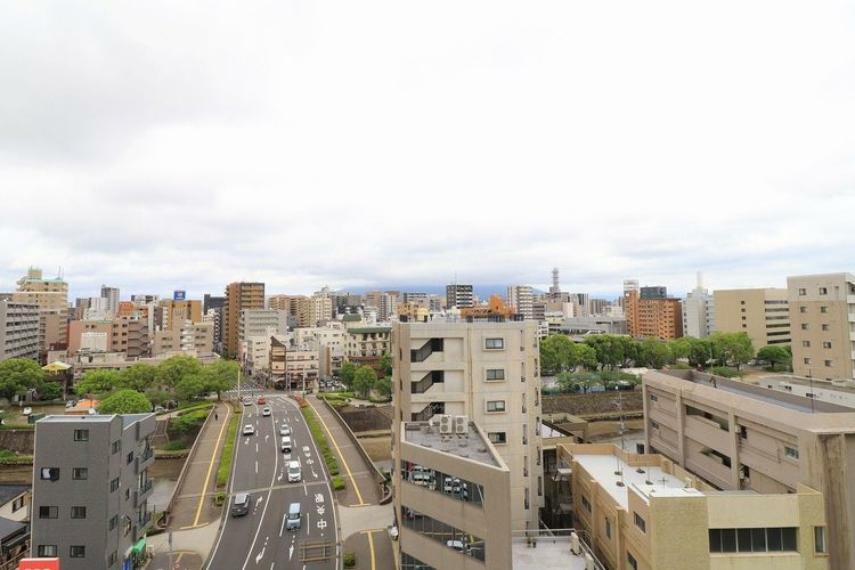 【バルコニーからの眺望写真】晴れの日は桜島が眺望可能！