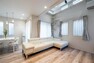 居間・リビング 天井にはスポットライトを設置 生活空間を柔らかな明かりで彩ります。