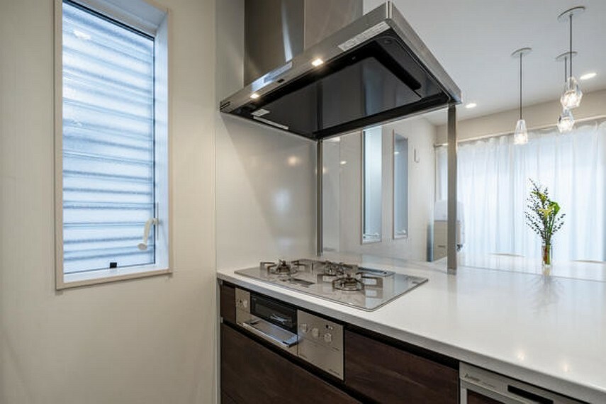 キッチン ガスコンロにはスタイリッシュなデザイン、高度な調理機能、優れた清掃性で人気のリンナイDELICIAを採用しております 室内（2024年1月）撮影