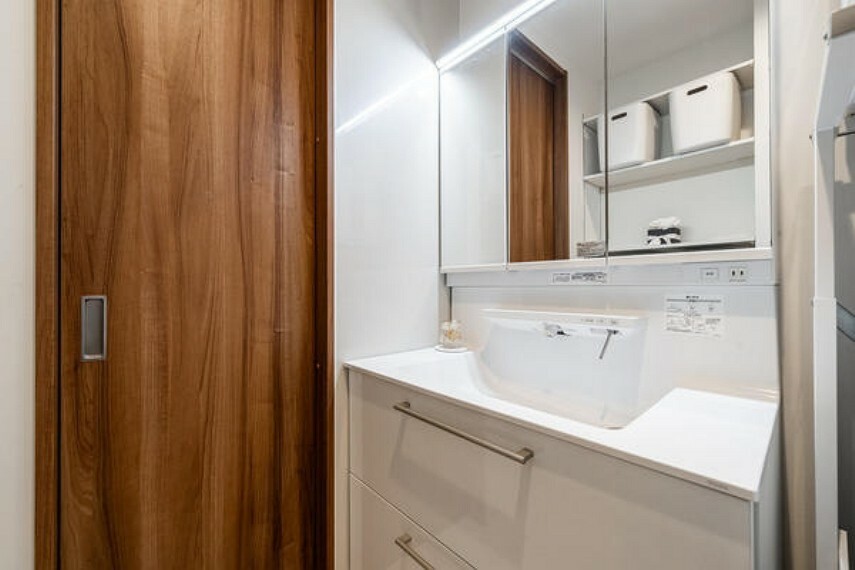 洗面化粧台 洗面化粧台は三面鏡で除菌水や温水などが排水できるようになっております。 室内（2024年1月）撮影