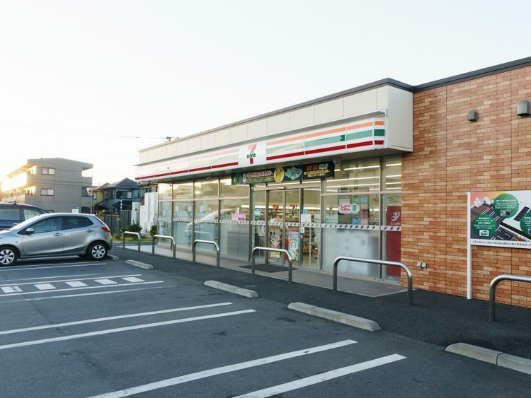 コンビニ セブンイレブン 茅ヶ崎松林2丁目店まで450m 現地から一番近くにある広い駐車場があるコンビニです。