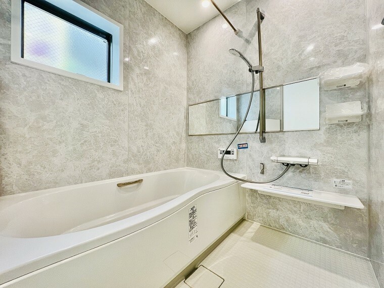 浴室 一日の疲れを癒すバスルームはお湯が冷めにくい浴槽を採用。光熱費の節約にも貢献。