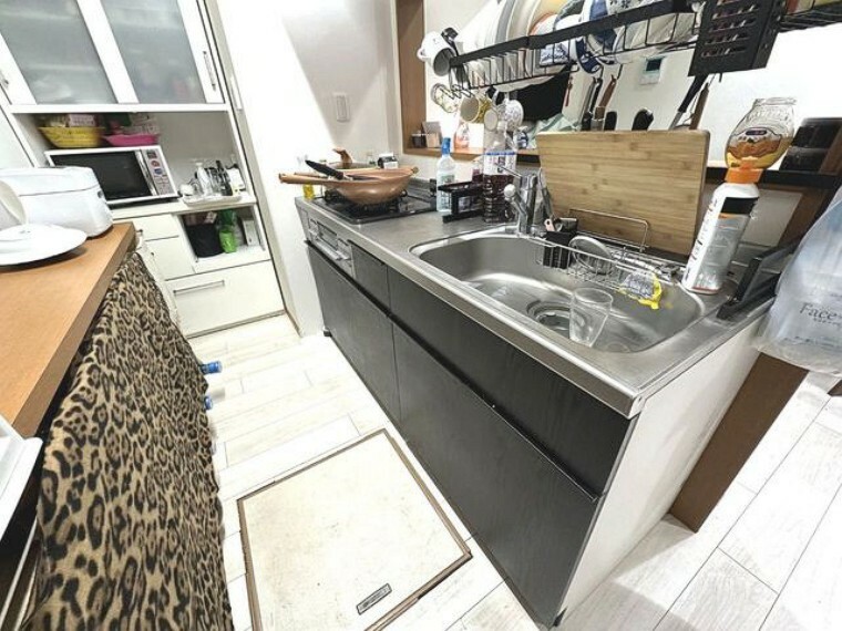 キッチン お手入れのしやすい人工大理石トップのシステムキッチン。収納スペースも豊富。3口コンロでお料理の幅も広がりますね。
