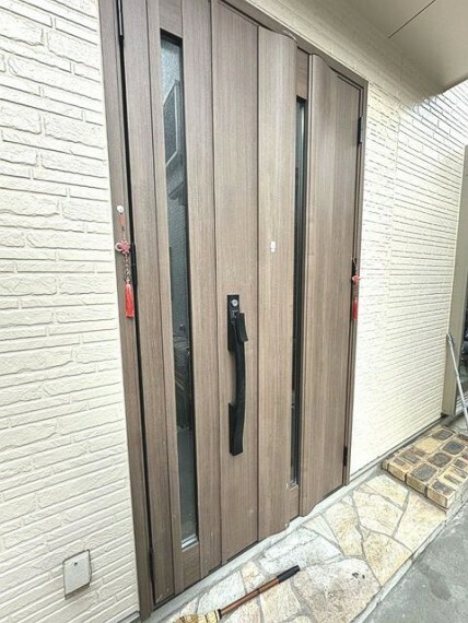 玄関 玄関は家の顔です。デザイン性のみならず防犯性にも優れた玄関ドアを採用しています。
