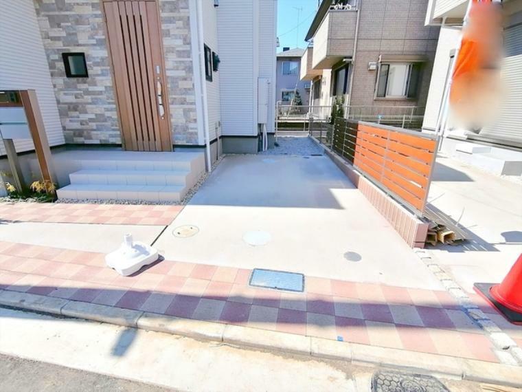 駐車場 カースペースはコンクリート仕上げ。雨の日でも足元を気にすることなく駐車できます。 ■立川市西砂町1　新築一戸建て■