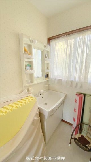 洗面化粧台 洗面所には窓があり換気もしやすく快適
