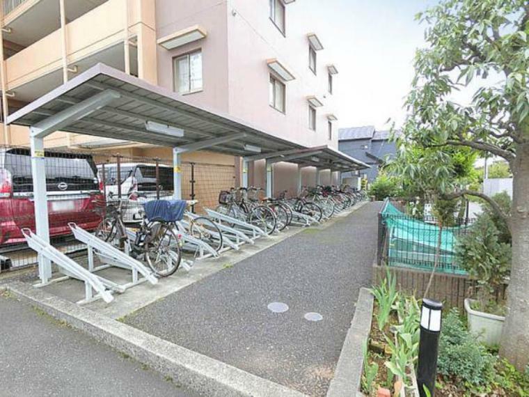 駐輪場 駐輪場は屋根付きなので雨から自転車を守ります