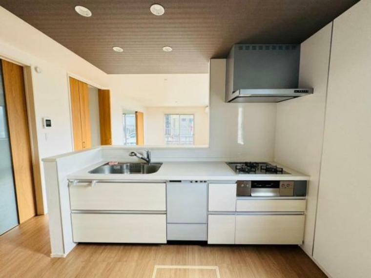 キッチン 広々とした作業スペース。小窓付きで通気性の良い空間