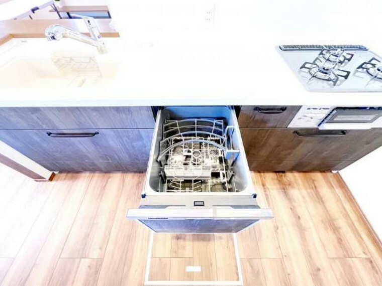 キッチン 50℃以上の高温のお湯で洗うため雑菌の繁殖を防ぎ、衛生的な食洗機付です。
