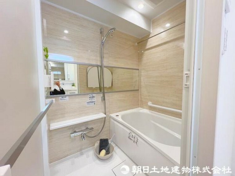 浴室 半身浴やお子様と一緒にくつろぎのバスタイムを満喫できるゆとりあるタイプの浴室