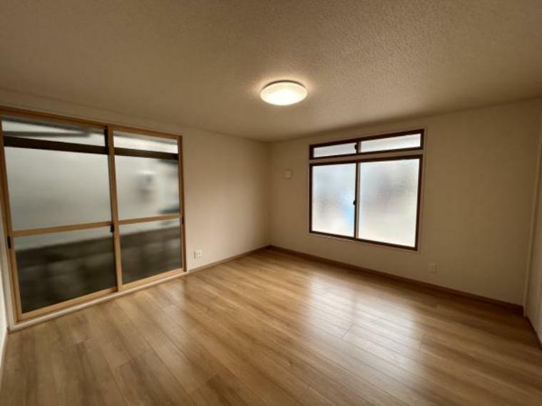 1階8帖洋室の写真です。和室から洋室に変更しました。フローリングは張替え、壁天井のクロス張替えを行いました。