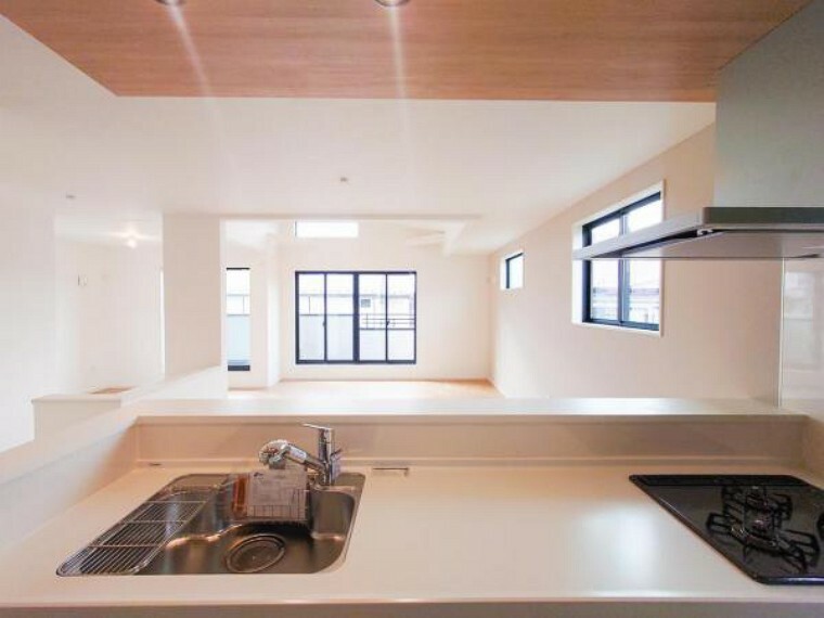 ダイニングキッチン デザイン性のあるポップアップ天井を採用！