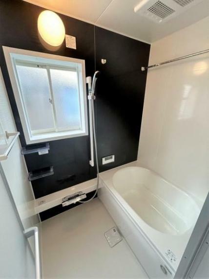 【リフォーム済】浴室はハウステック製の新品のユニットバスに交換しました。広々した浴槽で、足を伸ばしてゆったり半身浴が楽しめます。毎日のお風呂が楽しみになりますね。