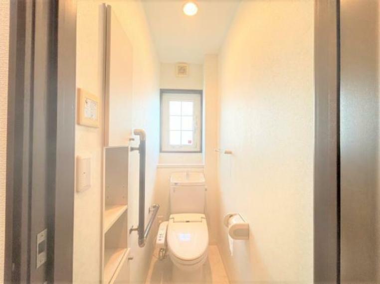 トイレ 【リフォーム済】トイレを撮影しました。天井壁はクロス貼替、床はクッションフロア貼替を行いました。