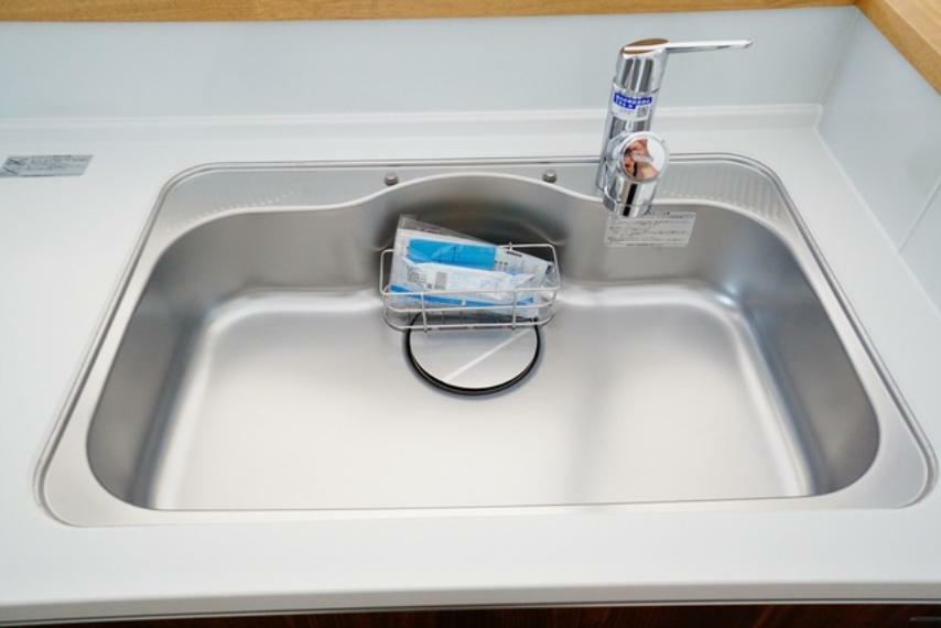 発電・温水設備 広々とした凸型シンクに洗剤ポケットを標準装備。大きなお鍋など洗いやすいです。洗剤や石鹸、スポンジもすっきりできる収納付き。