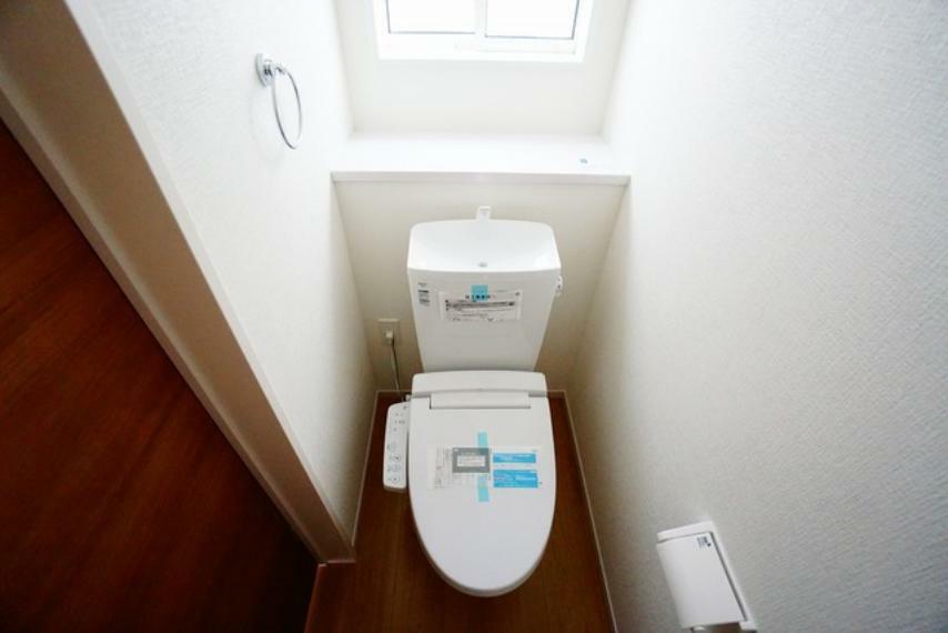 トイレ 温水洗浄機付トイレです。節水機能もあるので、安心して使えますね。もちろん、1階2階の2ヶ所にトイレがあるので、忙しい朝にもゆとりができますね。