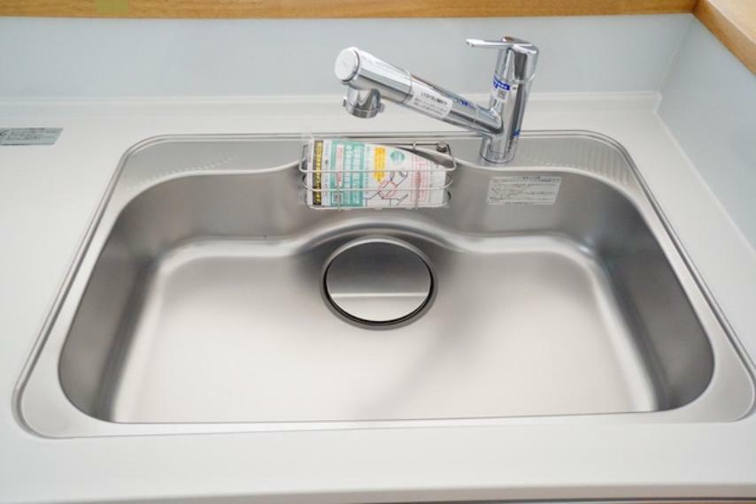 発電・温水設備 広々とした凸型シンクに洗剤ポケットを標準装備。大きなお鍋など洗いやすいです。洗剤や石鹸、スポンジもすっきりできる収納付き。