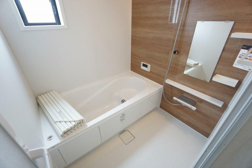 浴室 デザイン性に優れた浴槽でゆったりとしたバスタイムを演出。ベンチ付きなので半身浴も楽しめます。