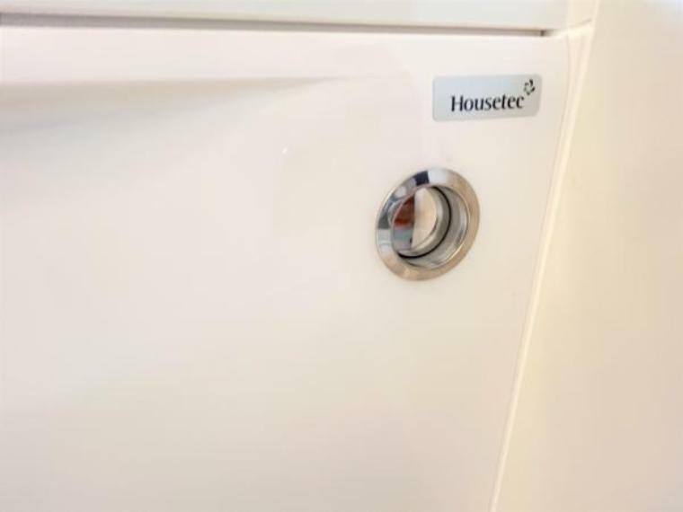 【リフォーム済】浴室の排水栓はポップアップ式です。ワンタッチで浴槽のお水を排水できます。チェーンが付いてないので、お掃除もラクになりますね。