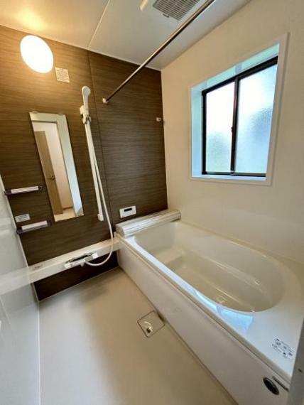 【リフォーム済】浴室はハウステック製の新品のユニットバスに交換しました。拡張工事をしたので、足を伸ばせる1坪サイズの広々とした浴槽で、1日の疲れをゆっくり癒すことができますよ。