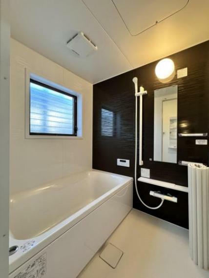 【同仕様写真】浴室はハウステック製の新品のユニットバスに交換しました。通常よりも大きな1.25坪サイズのお風呂で、1日の疲れをゆっくり癒すことができますよ。