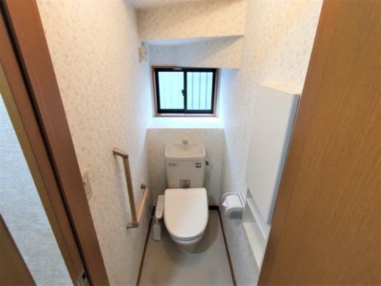 トイレ トイレです。小物の収納に便利な棚が設置されています。