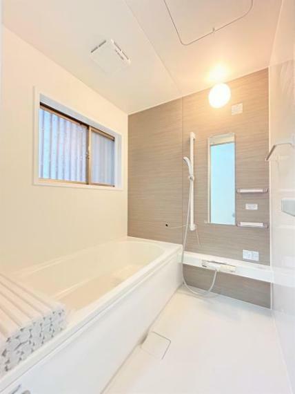 【リフォーム済】浴室はハウステック製の1坪タイプのユニットバスに新品交換。ゆったりと足を伸ばし入浴できます。自動お湯はり・追い焚きなどの機能付き。設定容量のお湯が入ると自動で止まり、うっかり出しっぱなしも防げます。