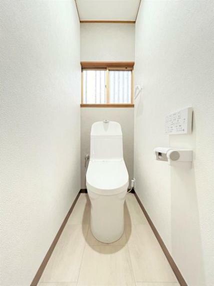 【リフォーム済】トイレはLIXIL製の温水洗浄便座トイレに新品交換。壁・天井のクロス、床はクッションフロアを貼替え清潔感のある空間になりました。