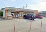 コンビニ 【セブンイレブン　綾瀬早川虚空藏橋店】　オーナーの女性の方が気さくで大きな声で挨拶してくれます。夜勤の女性も丁寧な口調で、良い印象があるお店です。