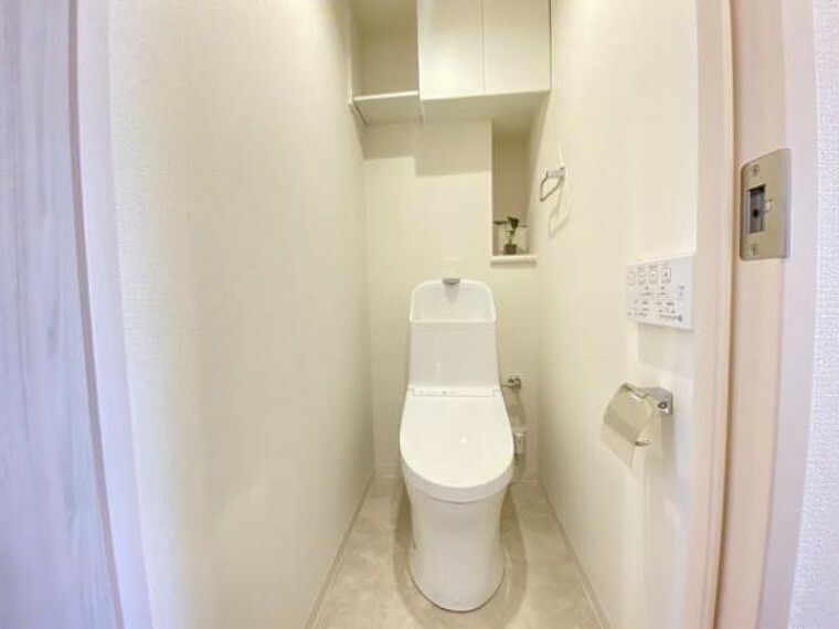 トイレ 白を基調に、飽きのこない空間は質感豊かな仕上がりとなっております。