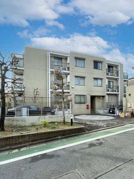 外観写真 2路線利用できるアクセス便利な立地に佇むマンションです。周辺は低層住宅などで形成される住宅街で、コンビニエンスストア、学校、お寺等が至近に点在しています。