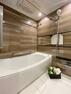 浴室 美しいカーブと全身を包み込むような入浴感が特長の浴槽は、くつろぎの空間が演出されるバスルームです。