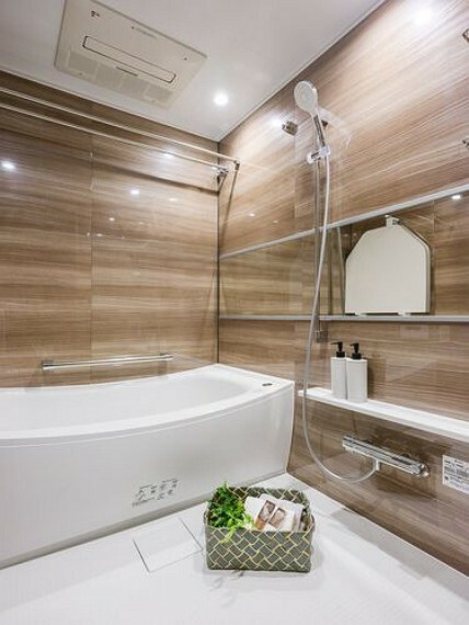 浴室 浴槽・洗い場共にゆとりのあるバスルームです。美しいカーブと全身を包み込むような入浴感が特長の浴槽です。