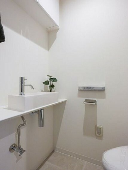 トイレ 手洗いカウンターや吊戸棚など有効的に使えそうな設備を設置。毎日使う場所だからこそ、清潔感と使いやすさを考慮した空間です。