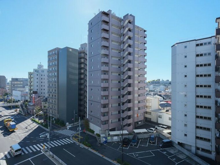 眺望 7階のお部屋からの開放的な眺望です。開けた空を眺めながらほっと一息つき、日常をアップデートできる空間です。