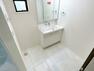 洗面化粧台 1号棟 室内（2024年3月）撮影 朝シャン楽々、ハンドシャワー付き洗面化粧台。